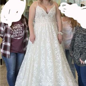 Ivory wedding dress size 18 unaltered